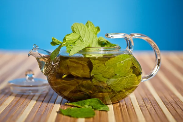 Зелений чай зі свіжою м'ятою — стокове фото