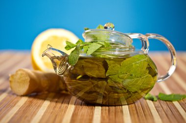 yeşil çay nane ve zencefil ile