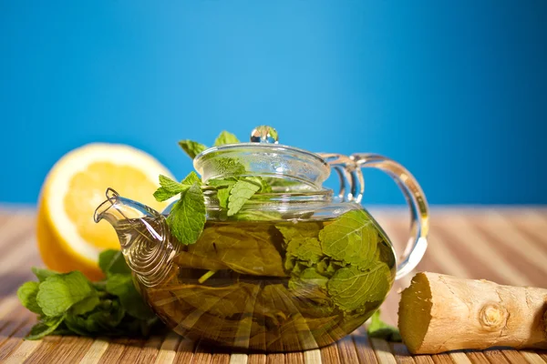 Grüner Tee mit Minze und Ingwer — Stockfoto