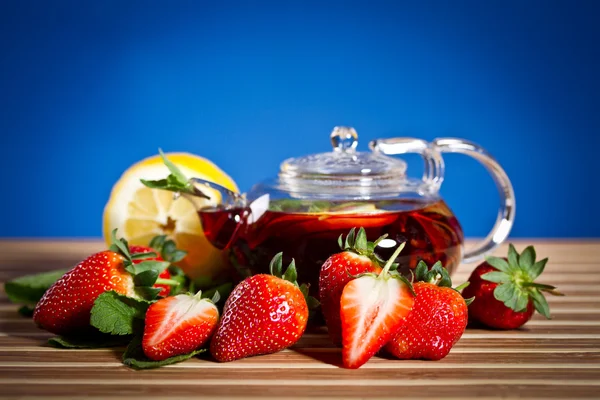 Früchtetee mit Erdbeeren — Stockfoto
