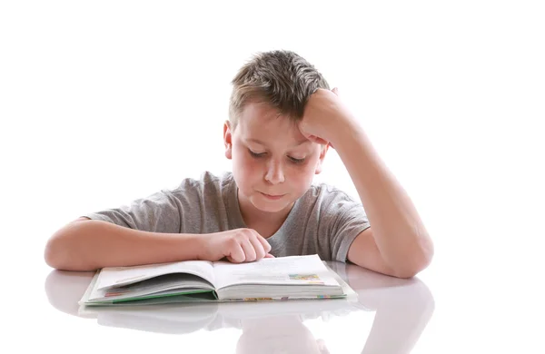 Junge liest ein Buch — Stockfoto