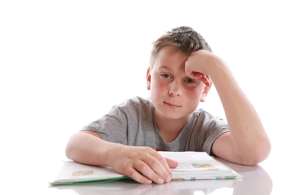 Junge liest ein Buch — Stockfoto