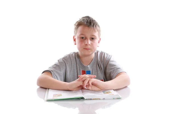 Niño leyendo un libro — Foto de Stock