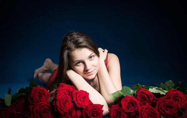 Bella ragazza con rose — Foto Stock