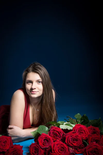 Menina bonita com rosas — Fotografia de Stock