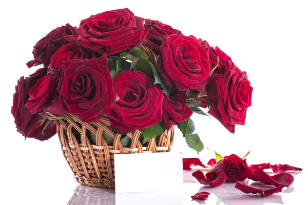 Rosas em uma cesta de vime — Fotografia de Stock