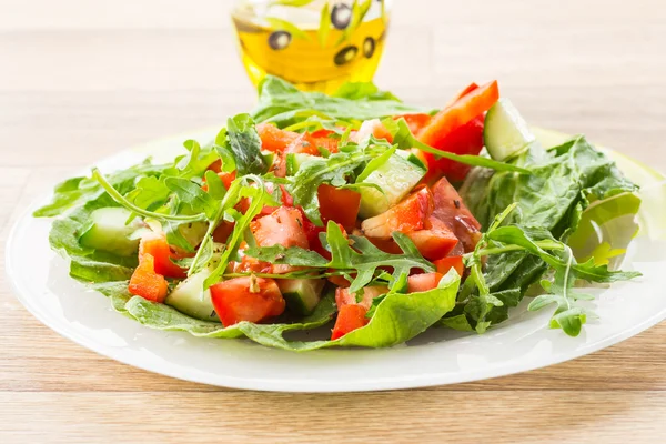 Salada com legumes frescos — Fotografia de Stock