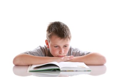 Çocuk kitap okuyor.