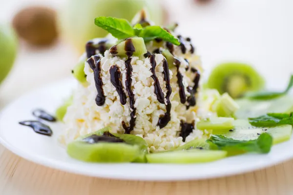 Milk cheese with kiwi — Stock Photo, Image