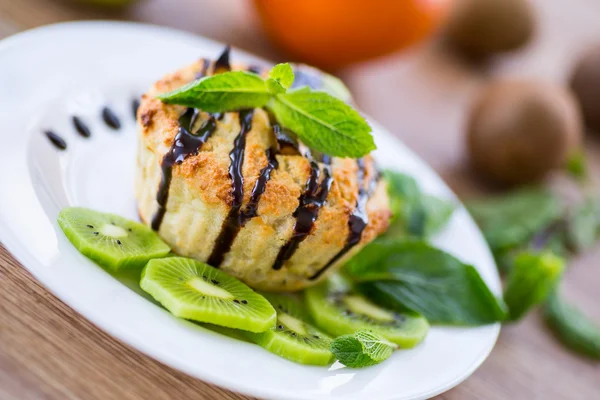 Cottage cheese with fruit muffins — Stock Photo, Image