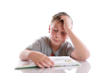 Çocuk kitap okuyor.