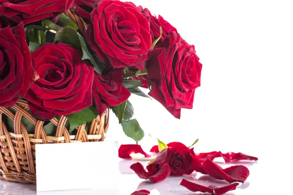 Τριαντάφυλλα σε ένα καλάθι λυγαριά — Φωτογραφία Αρχείου