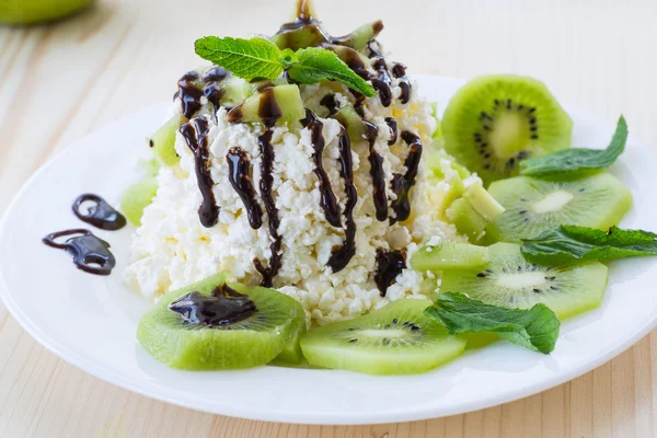 Milk cheese with kiwi — Stock Photo, Image