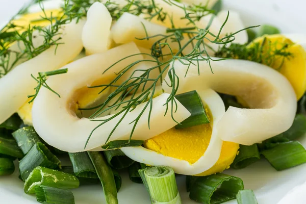 Салат с кальмарами и яйцами — стоковое фото