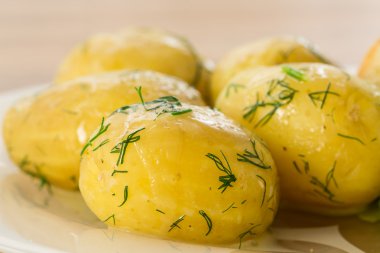 Genç haşlanmış patates