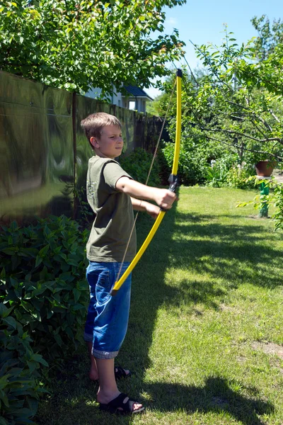 Boy shooting a bow — Stock Photo, Image