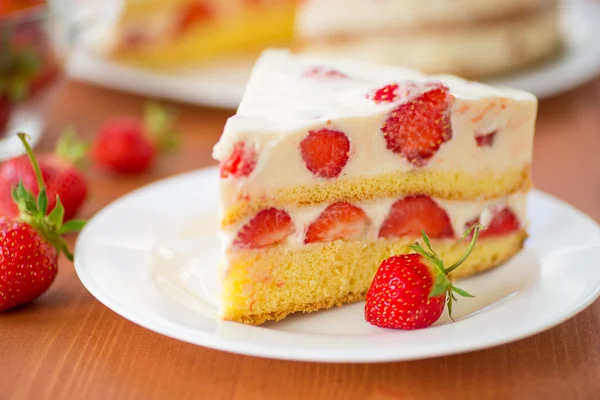 Strawberry cream cake — Stock Photo, Image