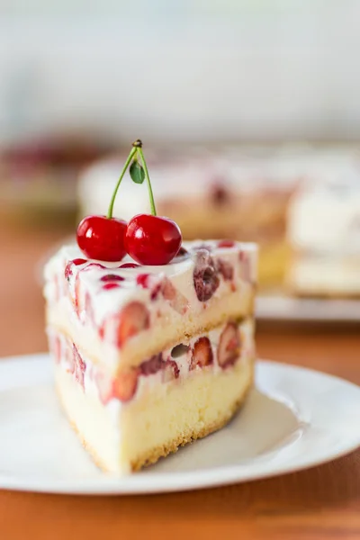 Kuchen mit Sommerfrüchten — Stockfoto