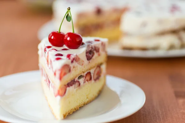 Kuchen mit Sommerfrüchten — Stockfoto