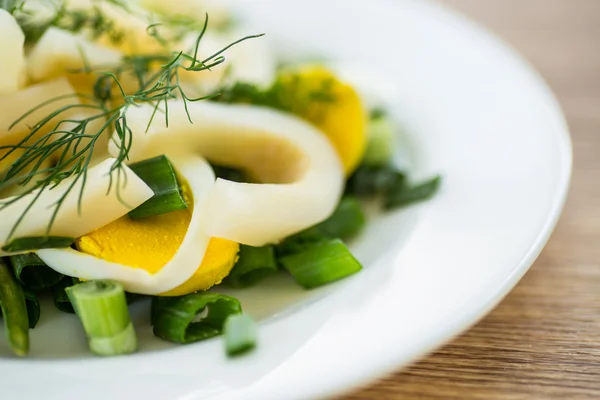 Салат з кальмарами та яйцями — стокове фото