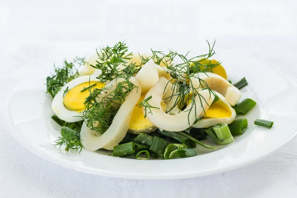 Салат с кальмарами и яйцами — стоковое фото