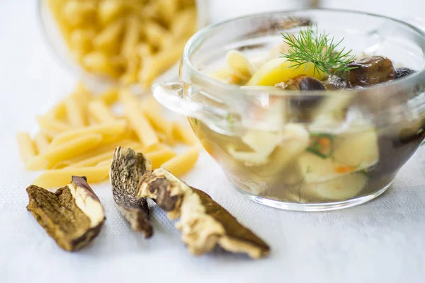 Sopa de cogumelos com macarrão — Fotografia de Stock