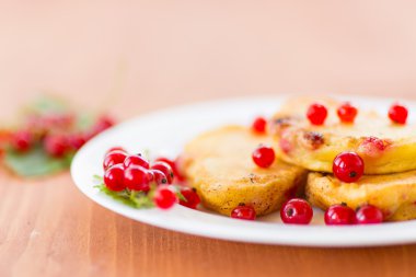 Kırmızı kuş üzümü ile Pancakes