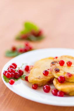 Kırmızı kuş üzümü ile Pancakes