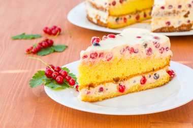 kek krem ve kırmızı kuş üzümü ile