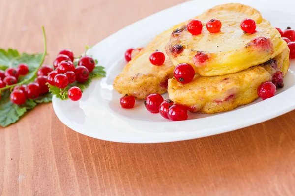 Pannkakor med röda vinbär — Stockfoto