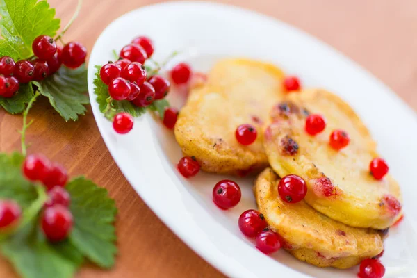 Panquecas com groselhas vermelhas — Fotografia de Stock