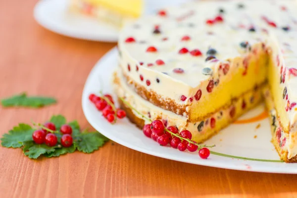 Kuchen mit Sahne und roten Johannisbeeren — Stockfoto