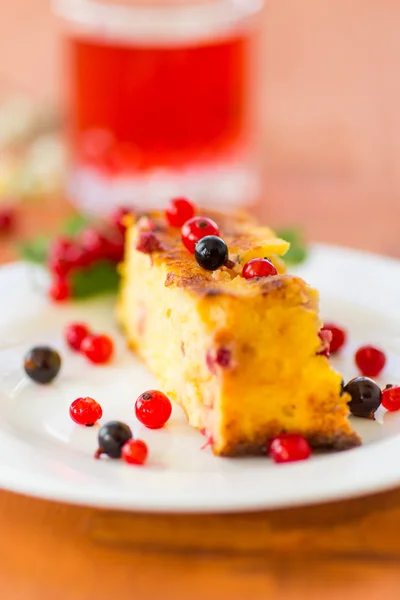 Cottage cheese pie with berries — Stock Photo, Image