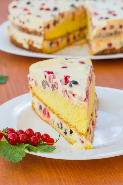 Kuchen mit Sahne und roten Johannisbeeren — Stockfoto