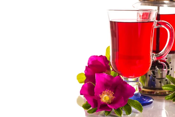 Chá com rosa quadris com flores — Fotografia de Stock