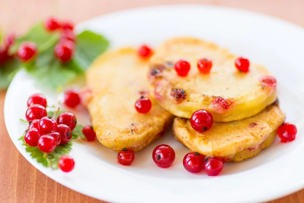 Panqueques con grosellas rojas — Foto de Stock