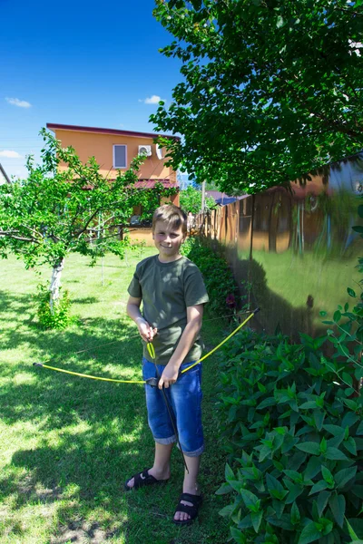 Boy shooting a bow — Stock Photo, Image