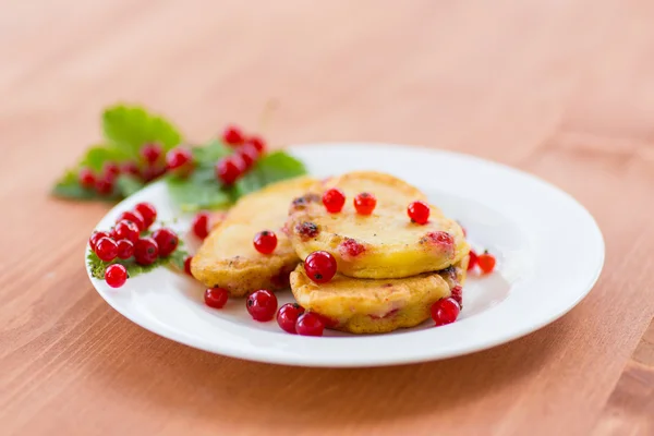 Pancakes with red currants — Stock Photo, Image