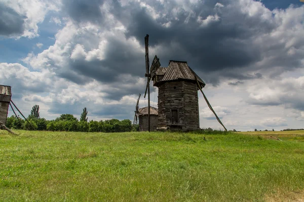 Dřevěný větrný mlýn ve venkovských pyrohiv na Ukrajině — Stock fotografie