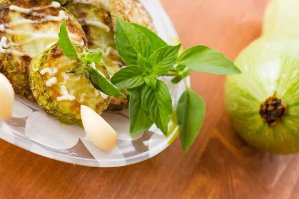 Stekt zucchini med vitlöksmajonnäs — Stockfoto