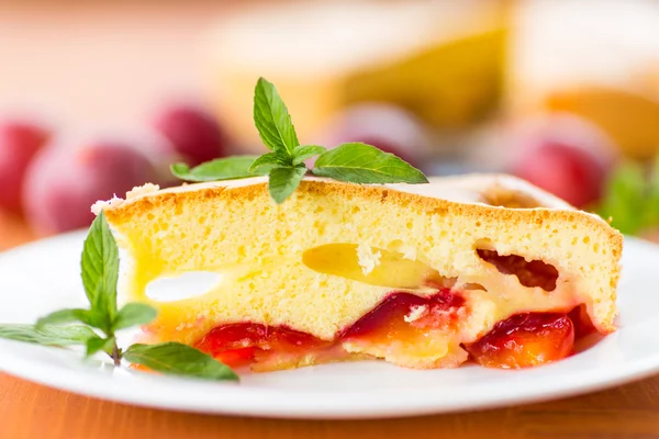 Torta di prugne e prugne fresche — Foto Stock