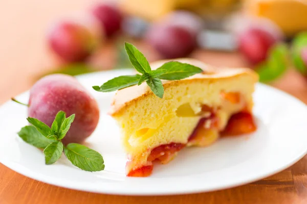 Pflaumenkuchen und frische Pflaumen — Stockfoto