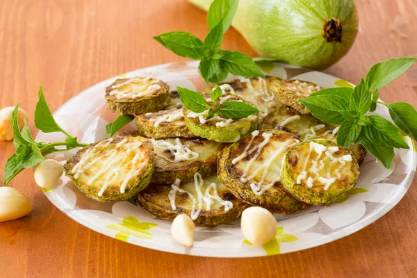 Stekt zucchini med vitlöksmajonnäs — Stockfoto