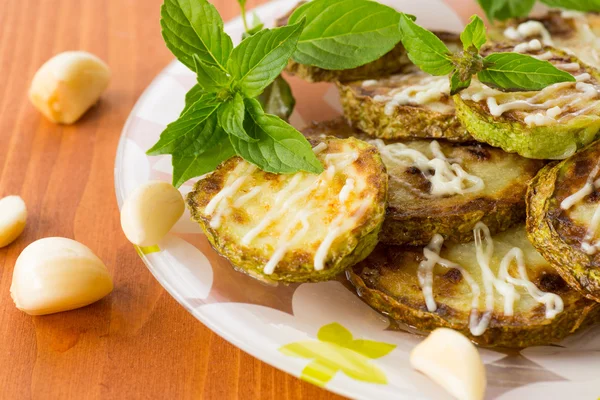 Fried zucchini with garlic mayonnaise — Stock Photo, Image