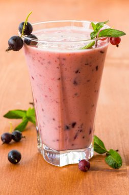 Yaz smoothies Siyah frenk üzümü Kupası