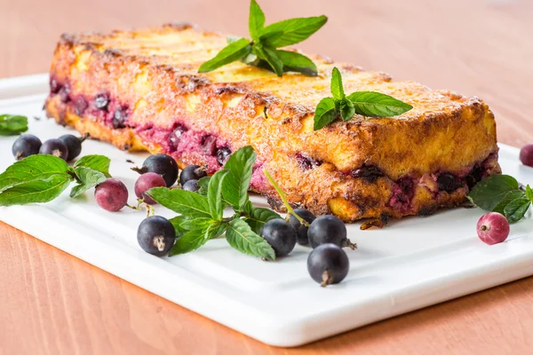 Cottage cheese pie with berries — Stock Photo, Image