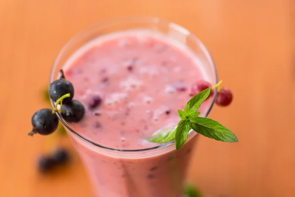 Summer smoothies black currant in the cup — Stock Photo, Image