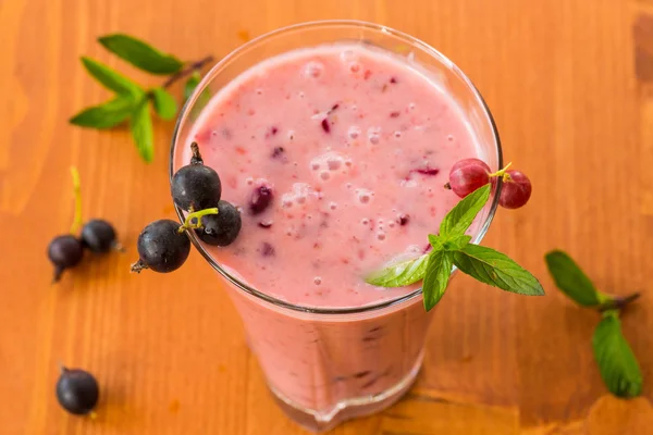 Batidos de verano grosella negra en la taza — Foto de Stock