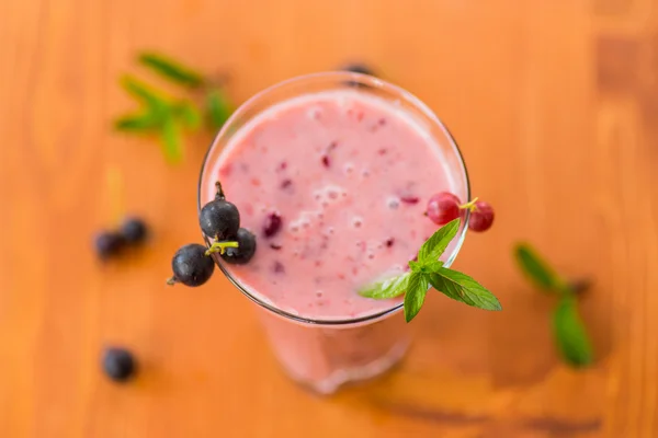 Summer smoothies black currant in the cup — Stock Photo, Image