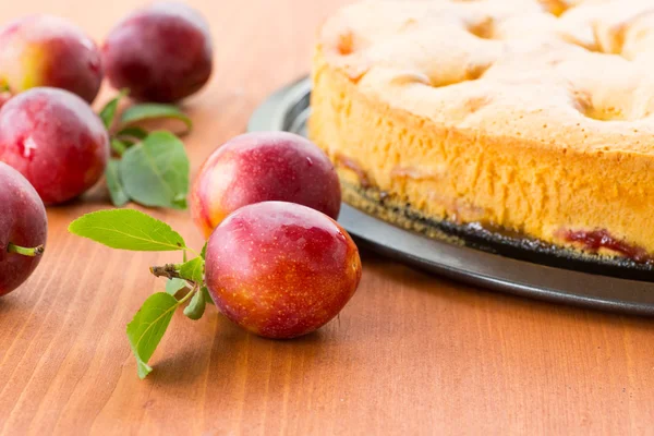 Plum pie and fresh plums — Stock Photo, Image